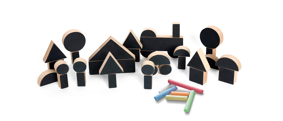 Chalking XL Peças de madeira geométricas com tinta preta e giz colorido sobre fundo branco