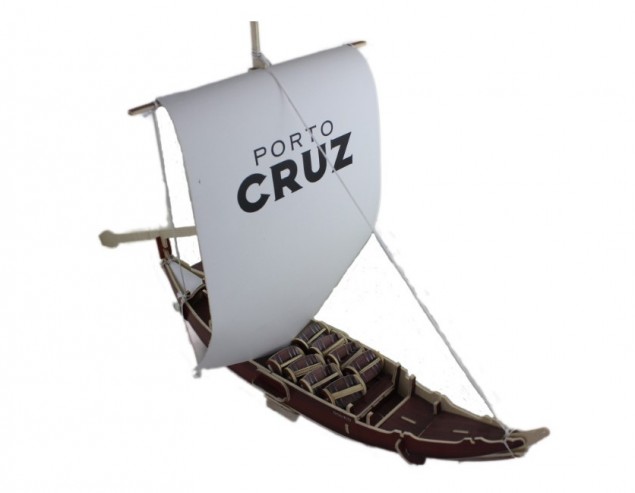 Barco Rebelo Miniatura de barco de madeira com vela branca 'PORTO CRUZ'