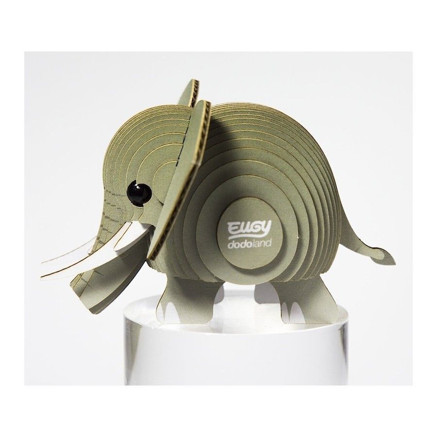 Elefante Eugy Elefante de papelão cinza em camadas com texto EUGY dodo island