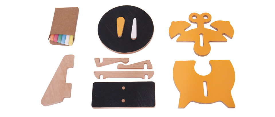 Chalking O’Clock Peças de cartão e giz colorido sobre fundo branco