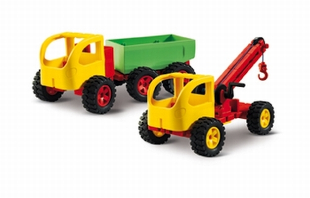 Jumbo Starter - Set de Construção Junior Fischertechnik Dois carrinhos de brincar de plástico coloridos em fundo branco