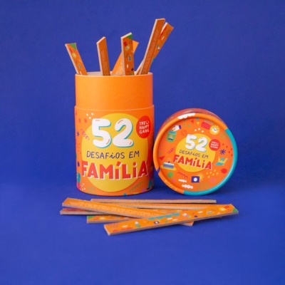Jogo '52 Desafios em Família' em embalagem laranja com tiras coloridas