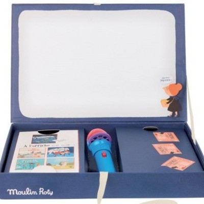 Caixa azul escura Moulin Roty com microfone azul e rosa e cartões coloridos