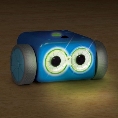 Robô educativo azul com rodas cinzentas e olhos iluminados