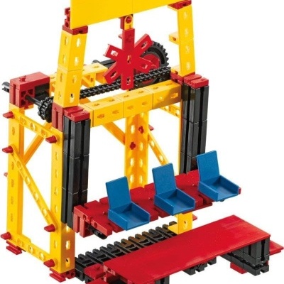 Brinquedo de estrutura plástica com cadeiras azuis e engrenagens