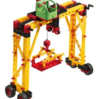 Modelo de guindaste amarelo, vermelho e verde tipo construção com quatro rodas.