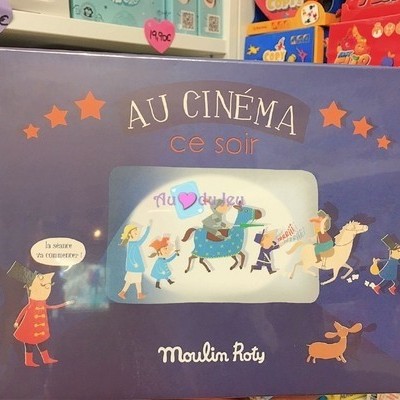 Caixa de brinquedo com tema de cinema e personagens animados, cor roxa