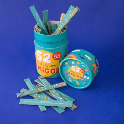 Jogo de cartas S2 AMIGOS com caixa azul e cartas coloridas sobre fundo azul