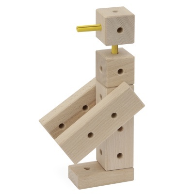 Boneco de madeira natural com peÃ§as encaixadas e conectores amarelos