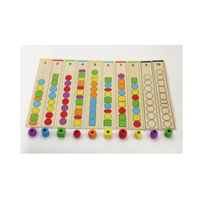 Jogo educativo de madeira com colunas numeradas e peças coloridas soltas
