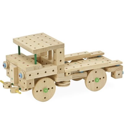 Camião de brinquedo em madeira clara com pinos coloridos