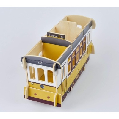 Modelo de elétrico amarelo e branco com número 543 e sinalização Lisboa 28.