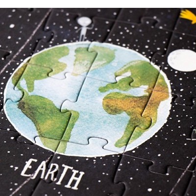 Quebra-cabeças do planeta Terra com fundo espacial preto e estrelas brancas.