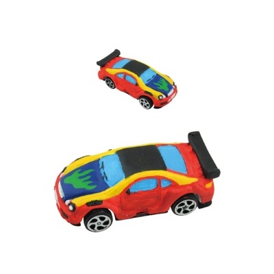 Dois carros de brinquedo vermelhos com detalhes coloridos e spoiler, fundo branco