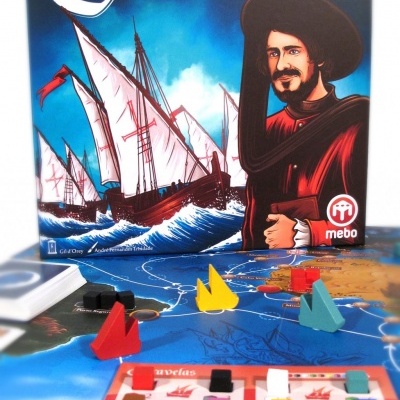 Caixa do jogo Caravelas com ilustração de navegador e barcos, peças coloridas e tabuleiro azul
