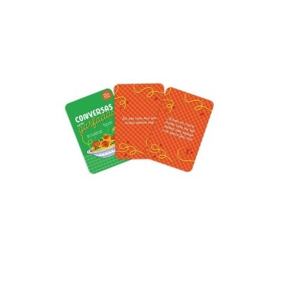 Cartas coloridas com temas de conversa, uma verde e duas laranja com texto e padrões