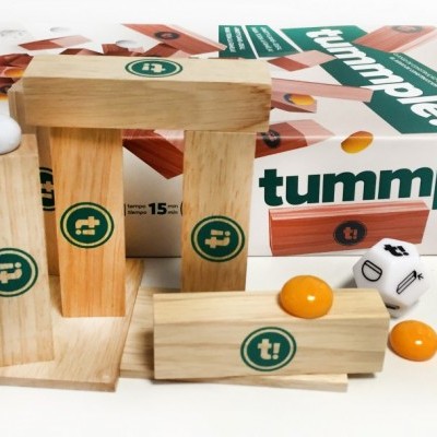Jogo Tummple! com blocos de madeira e bolas laranja e brancas