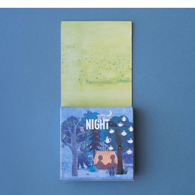 Bloco de notas azul com capa ilustrada e página amarela aberta sobre fundo azul