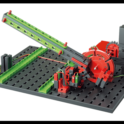 Modelo mecânico em miniatura com base preta, componentes cinza, verde e vermelho.