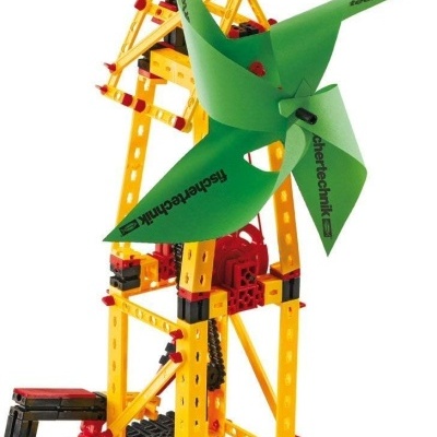 Modelo de turbina eólica em plástico com pás verdes e estrutura amarela, vermelha e preta