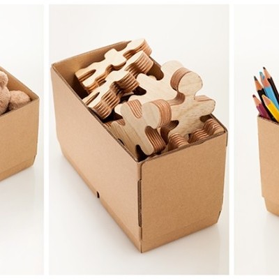 Caixas de cartão com ursinhos de pelúcia, peças de puzzle e lápis de cor