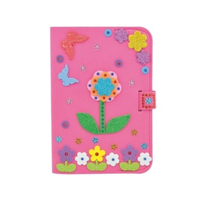 Capa de caderno rosa com flores e borboletas decorativas em feltro