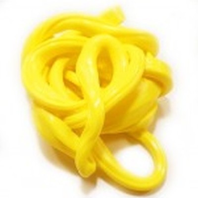 Cordão flexível amarelo enrolado em fundo branco