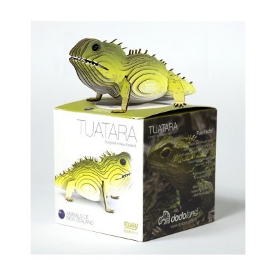 Figura de tuatara reciclada sobre caixa ilustrada com imagem do réptil