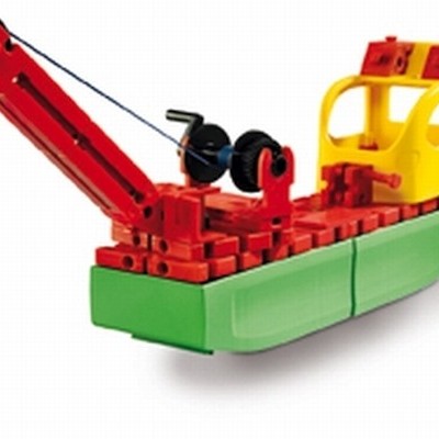 Barco de brinquedo de plástico com grua vermelha e base verde