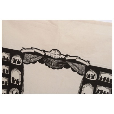 Tecido bege com impressão de teatro preto e texto 'Moulin à Par'