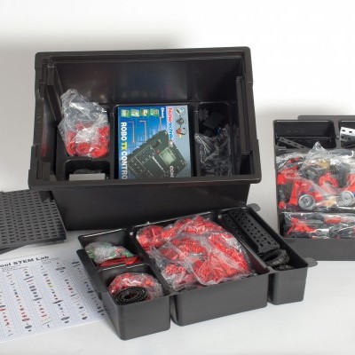 Caixa preta com peças de construção vermelhas e pretas, bases cinzentas e instruções