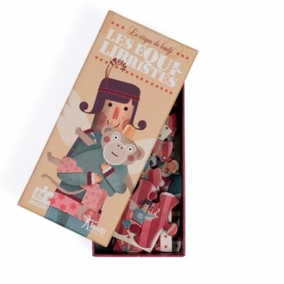 Caixa de brinquedo de madeira colorida com imagem e texto na tampa