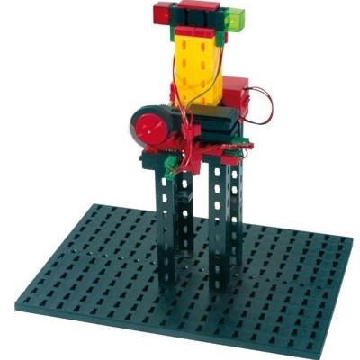 Brinquedo robótico de construção colorido montado numa base preta perfurada