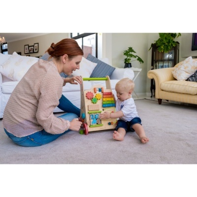 Criança e mulher brincando com brinquedo educativo de madeira colorido