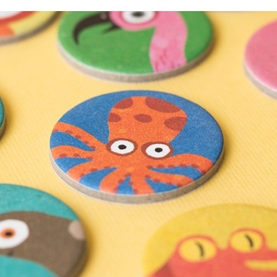 Botões redondos de madeira com estampas coloridas de vários animais