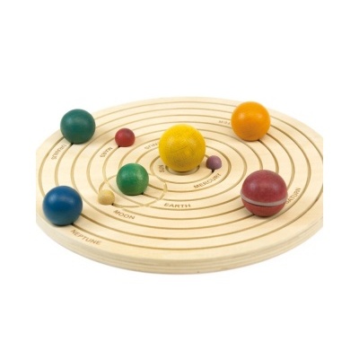 Modelo do sistema solar de madeira com planetas coloridos