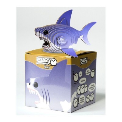 Boneco de tubarão em papel/cartão sobre caixa colorida com marca e desenhos de pinguins.