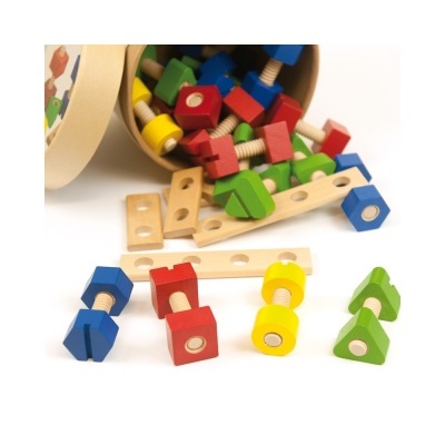 Blocos de madeira coloridos com parafusos junto a peças retangulares perfuradas numa superfície branca