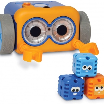 Robô amarelo com rodas cinzentas e cubos coloridos de plástico com olhos