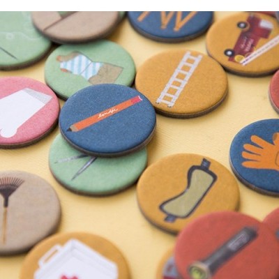 Pins redondos coloridos com ilustrações e texto 'bon appétit'