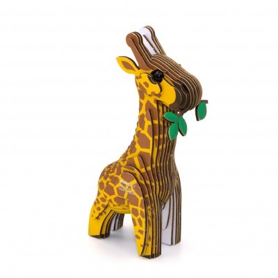 Figura de girafa de cartão com padrão amarelo e castanho segurando folhas verdes