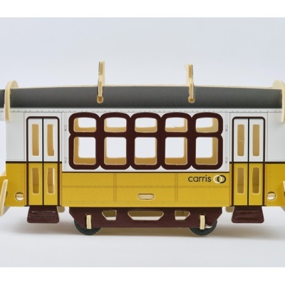 Miniatura de elétrico de cartão amarelo, branco e castanho com texto carris