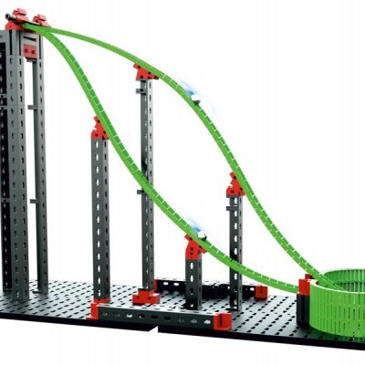 Brinquedo de construção com torres cinzentas, detalhes vermelhos e trilho verde