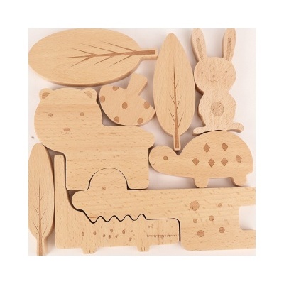 Peças de madeira natural com formas de animais e elementos da natureza