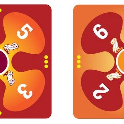 Dois tabuleiros de jogo quadrados com cores vermelhas, laranjas e amarelas, números brancos e ratos desenhados