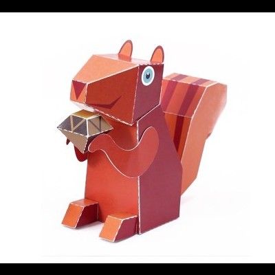 Esquilo em papel cartonado vermelho segurando uma noz