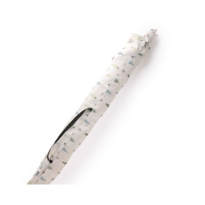 Capa protetora cilíndrica com padrão de árvores e alça preta