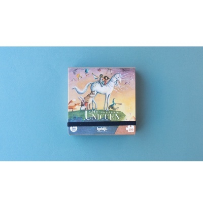 Caixa de jogo de tabuleiro com ilustração de unicórnio branco em fundo colorido.