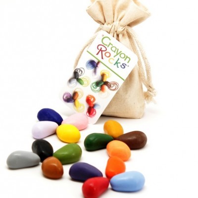 Saco de tecido bege com lápis de cera 'Crayon Rocks', coloridos, sobre fundo branco