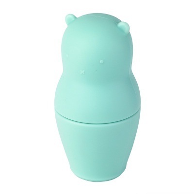 Frasco dispensador verde-água em forma de animal com textura lisa e detalhes minimalistas.